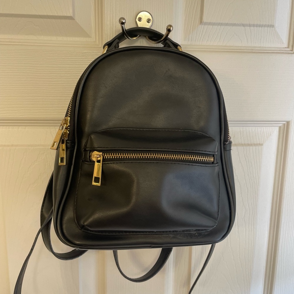 Black Mini Bookbag Forever 21. Good condition. Slightly used.